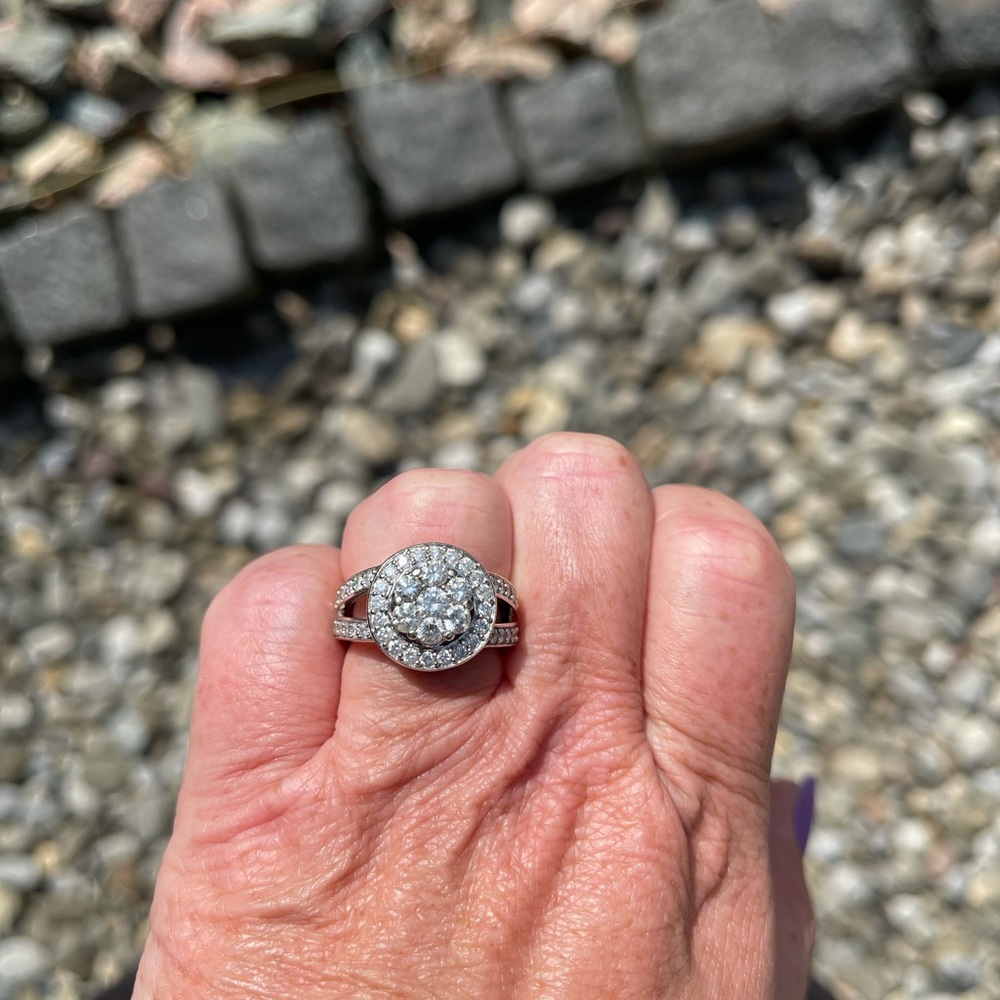2 karat elegant ladies engagement ring - Picture 5 of 9